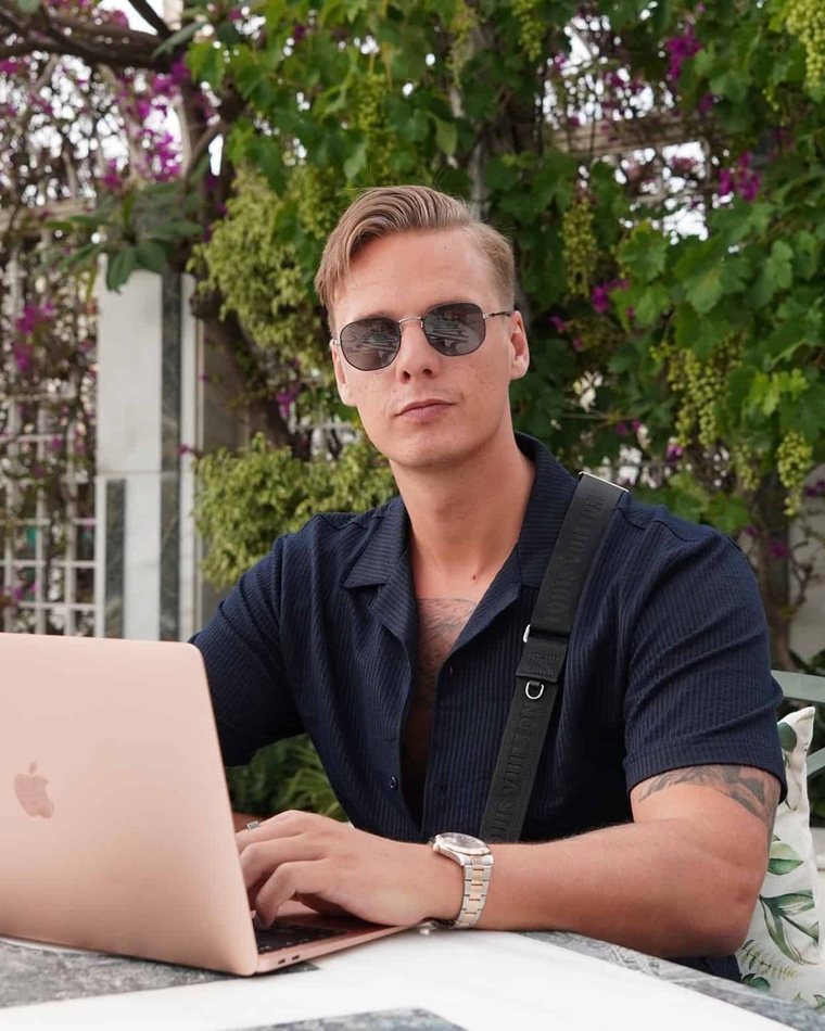 Frederik Frost, founder of Fredtrading, trading on a laptop